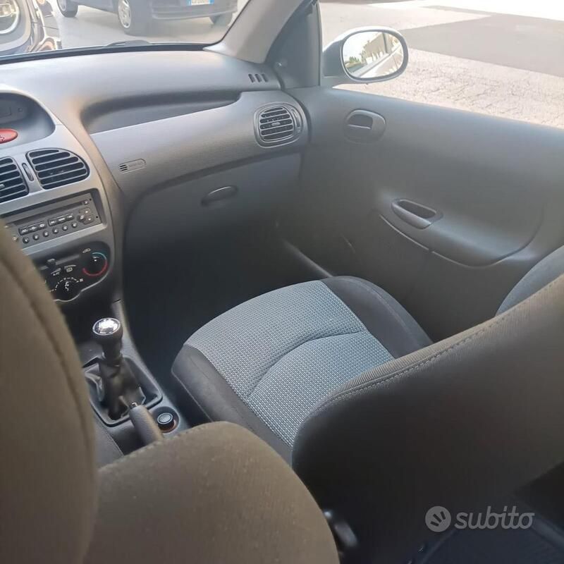 Usata Peugeot 206 68 CV (50 kW) 2005 Grigio Berlina