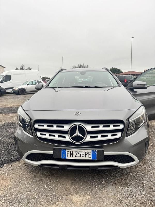Usata Mercedes GLA180 108 CV (79 kW) 2017 Grigio SUV
