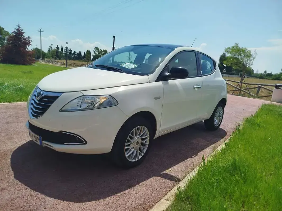 Usata Lancia Ypsilon 80 CV (58 kW) 2015 Utilitaria