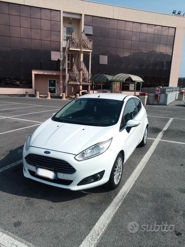Usata Ford Fiesta 90 CV (66 kW) 2015 Bianco Utilitaria