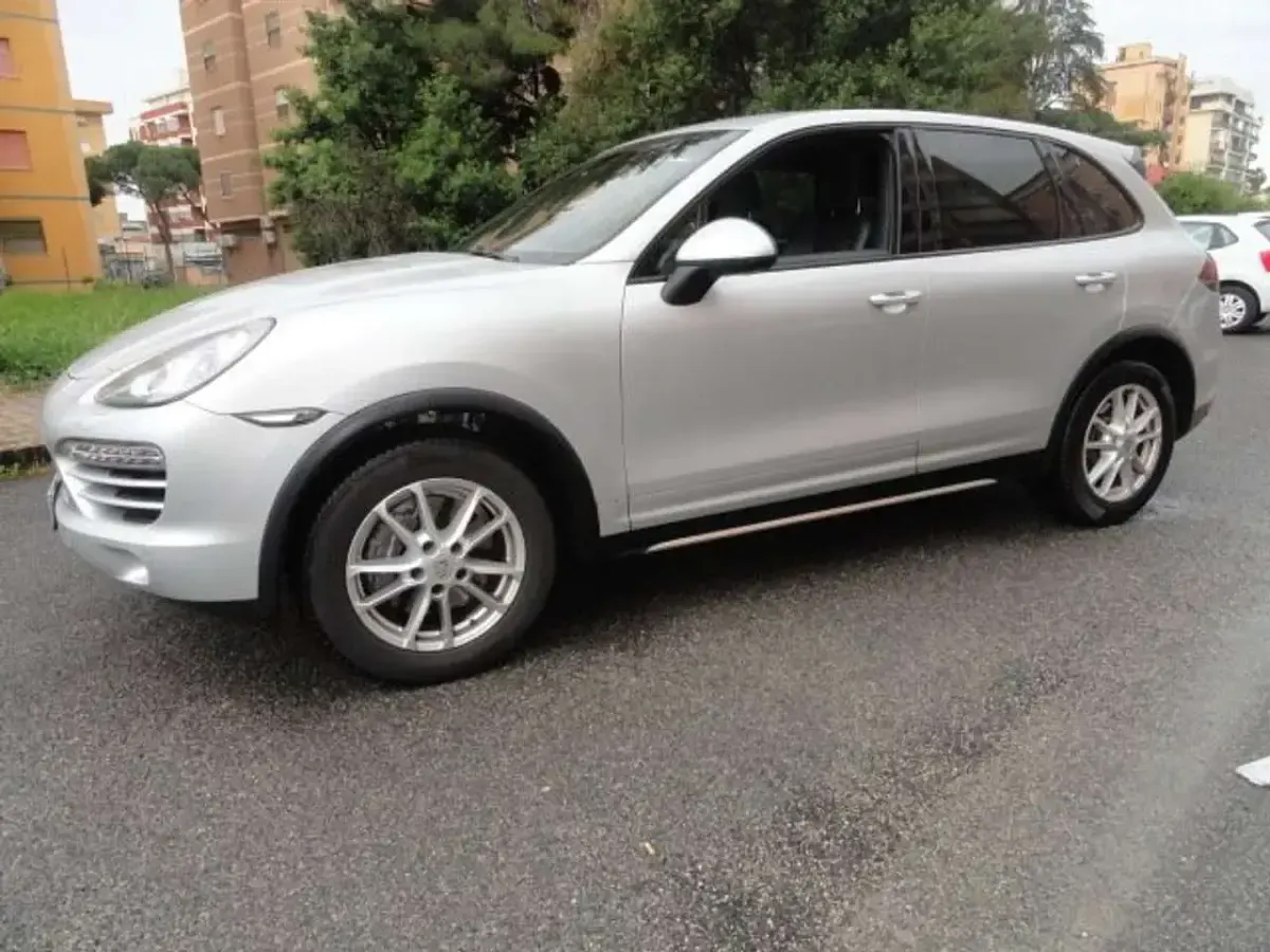 Usata Porsche Cayenne 245 CV (180 kW) 2012 Argento silver SUV