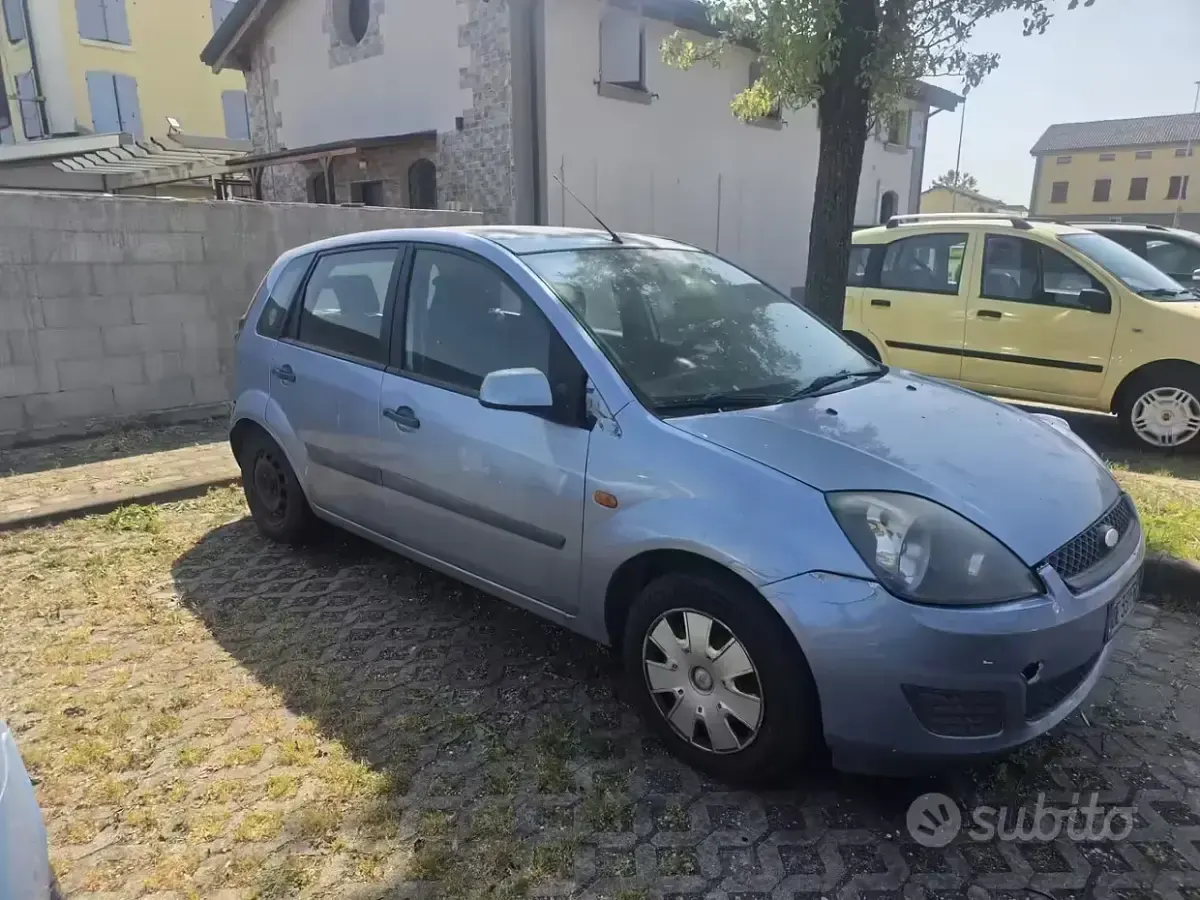 Usata Ford Fiesta Ghia 68 CV (50 kW) 2007 Blu Utilitaria