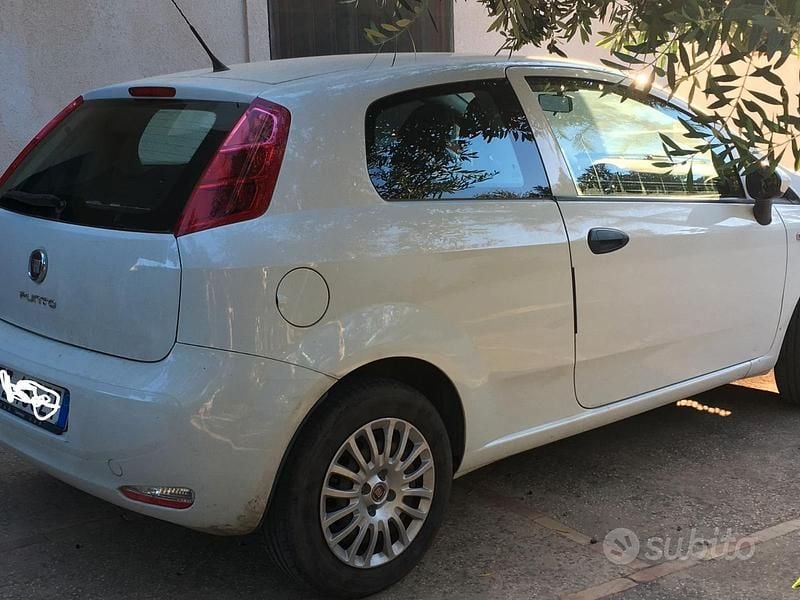 Usata Fiat Punto Street 69 CV (50 kW) 2015 Bianco Berlina