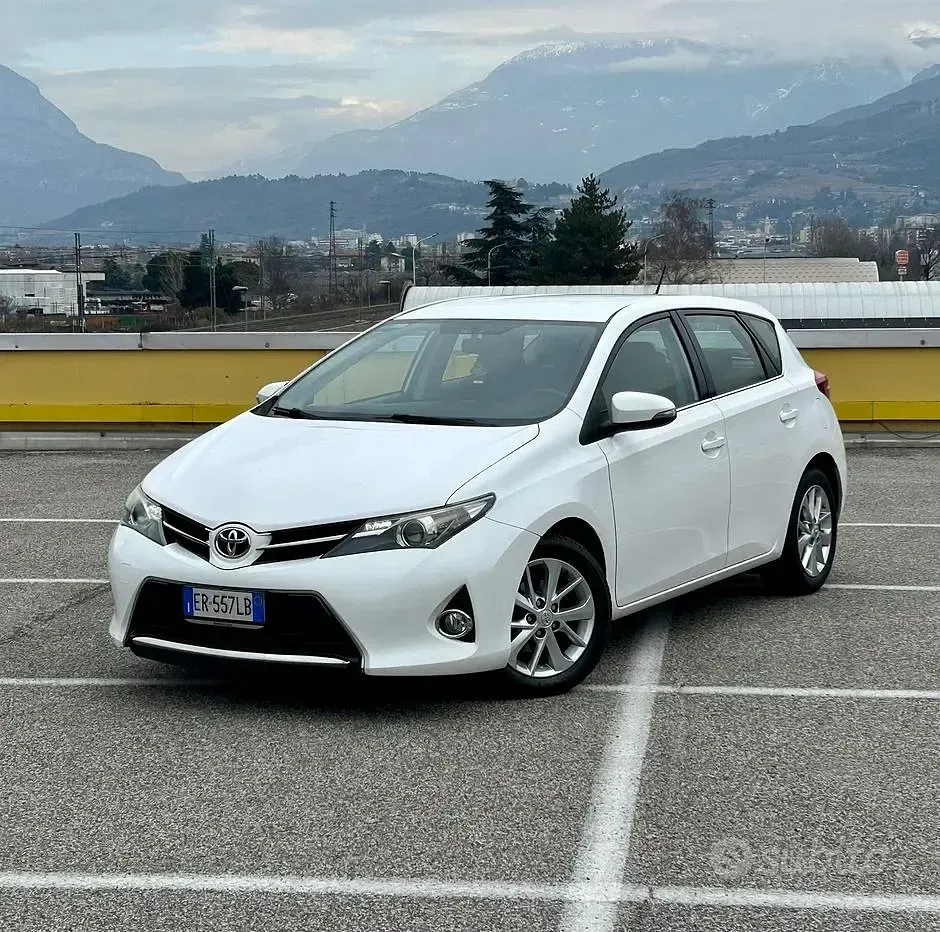 Usata Toyota Auris Lounge 90 CV (66 kW) 2013 Bianco Berlina