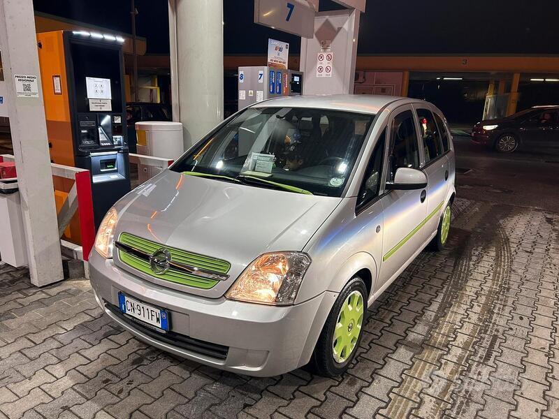 Usato 2004 Opel Meriva 1.4 Benzin 90 CV (3.000 €)