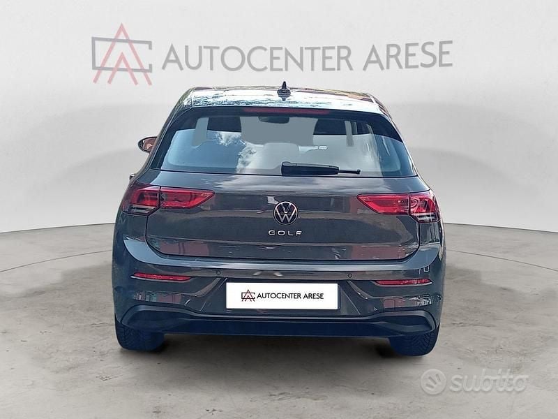 Używany VW Golf VIII Life 116 KM (85 kW) 2022 Szary Sedan/Limuzyna