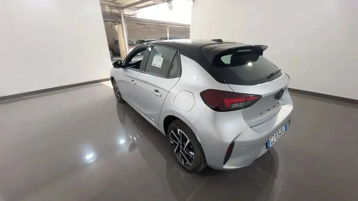 Usata Opel Corsa 100 CV (73 kW) 2025 Kaolin white Utilitaria