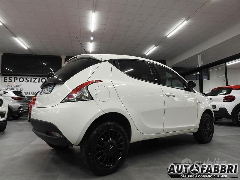 Usata Lancia Ypsilon 85 CV (62 kW) 2015 Bianco Utilitaria