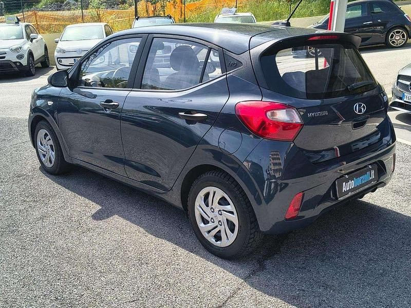 Usado Hyundai i10 Advanced 67 CV (49 kW) 2023 Gris Utilitario