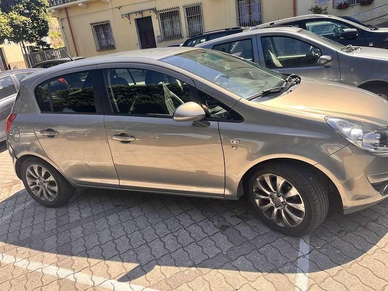 Usata Opel Corsa Edition 95 CV (69 kW) 2010 Utilitaria