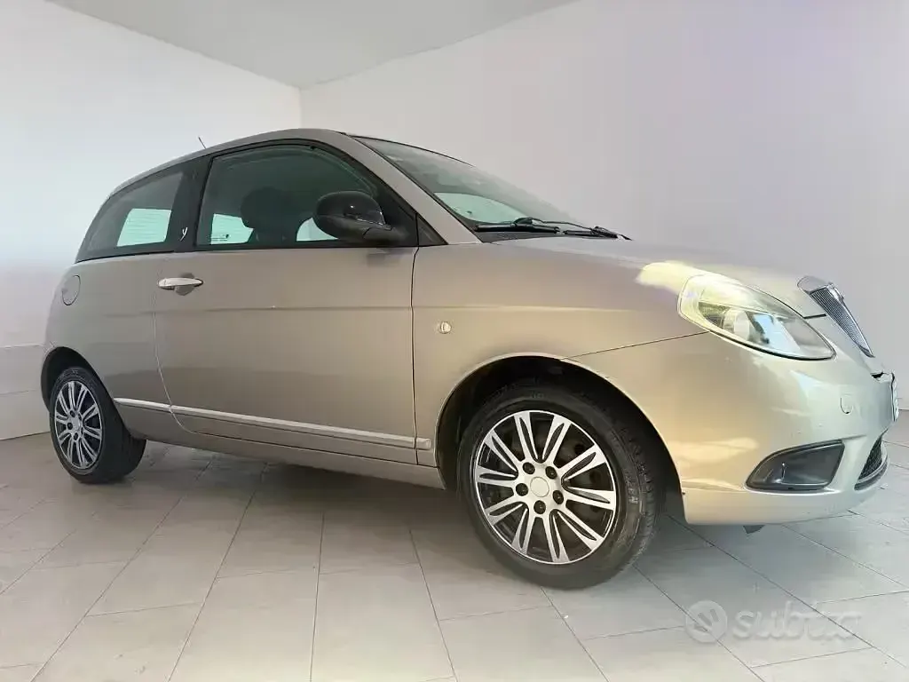 Usata Lancia Ypsilon 69 CV (50 kW) 2011 Oro Utilitaria