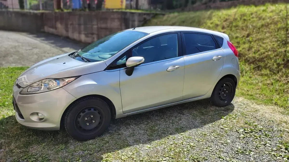 Usata Ford Fiesta 97 CV (71 kW) 2011 Grigio Berlina