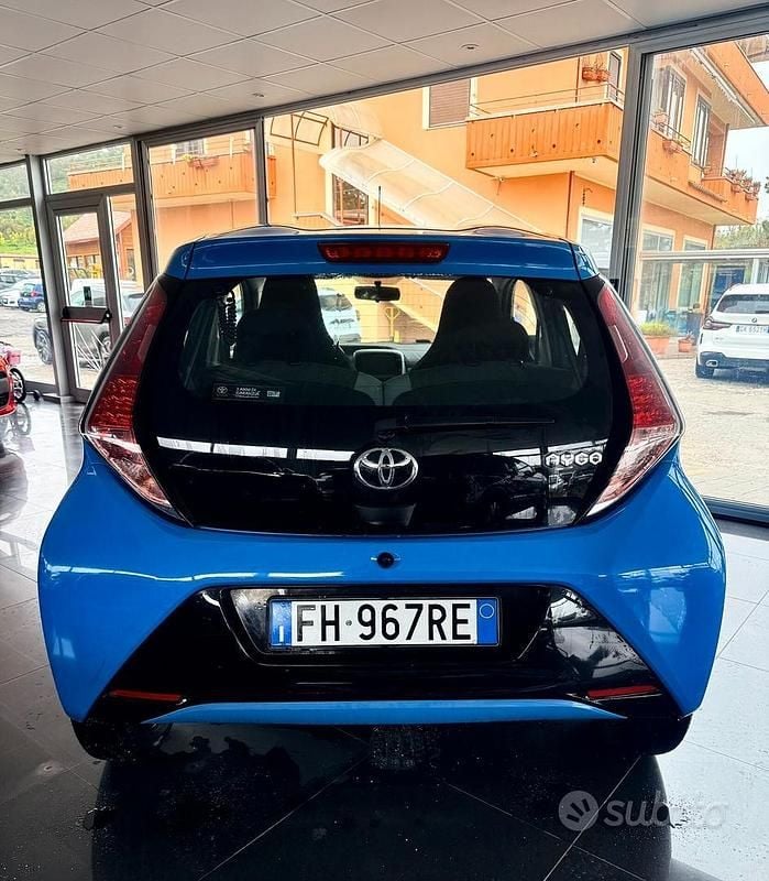 Usata Toyota Aygo X-play 69 CV (50 kW) 2017 Blu Utilitaria