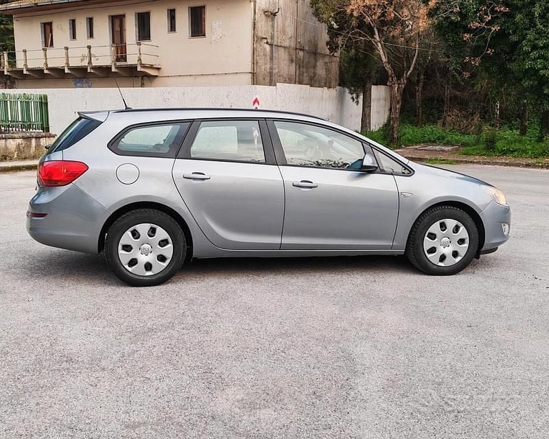 Usata Opel Astra 110 CV (80 kW) 2011 Grigio Station wagon