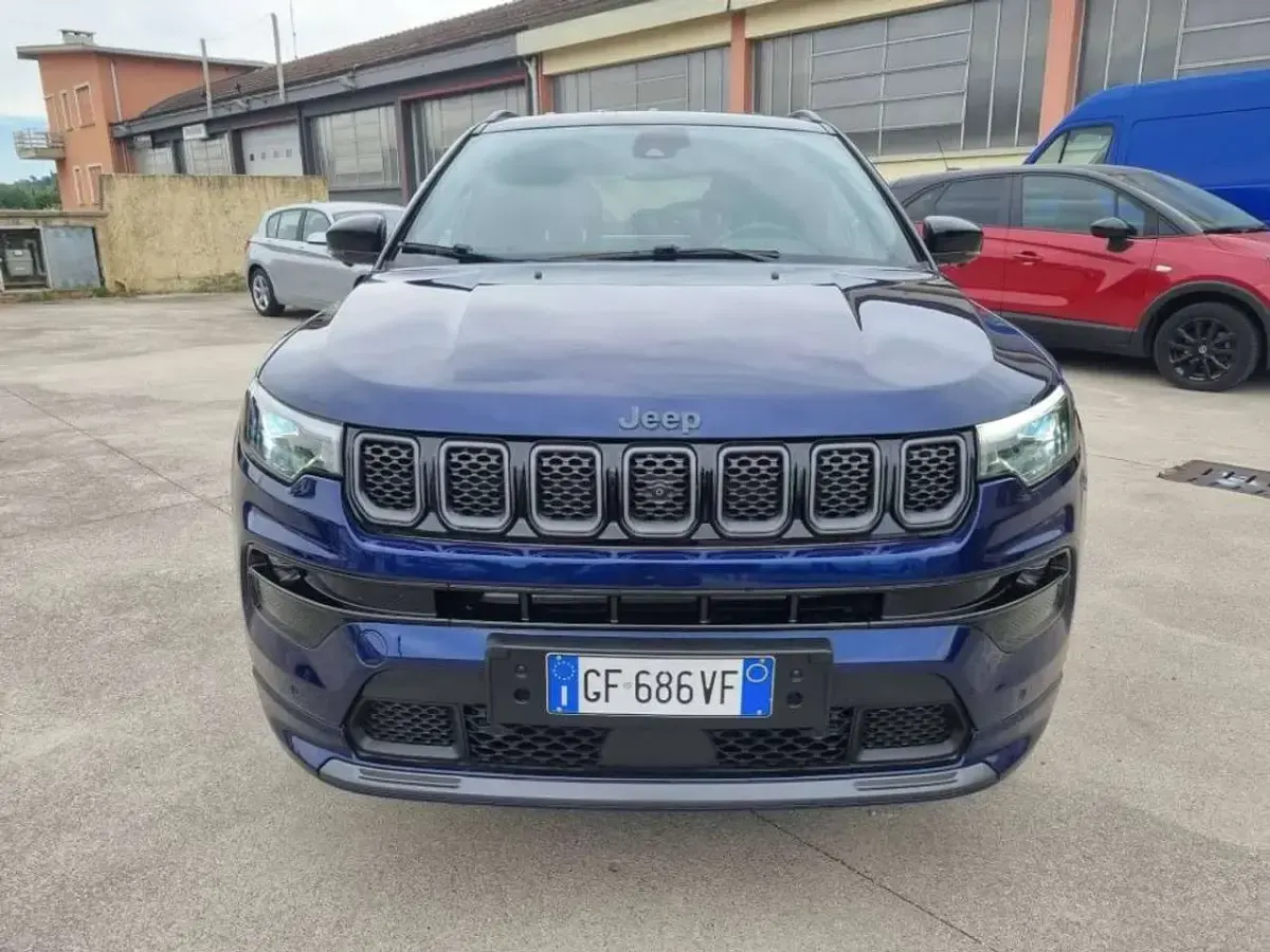 Usata Jeep Compass 179 CV (131 kW) 2021 Blu sc. met. con tetto nero SUV