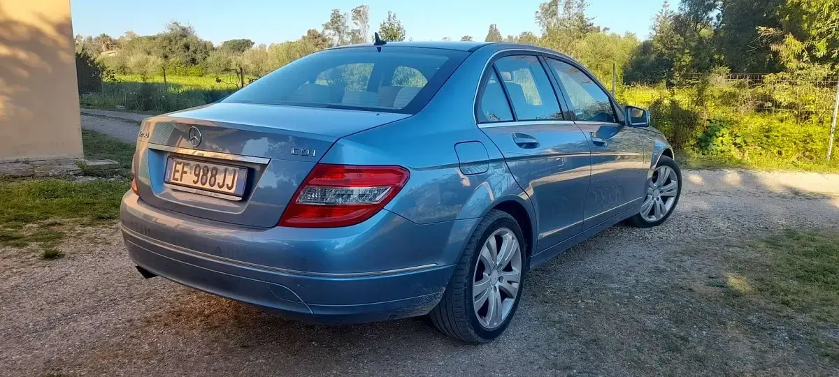 Usado Mercedes C200 Avantgarde 136 CV (100 kW) 2010 Azul Berlina