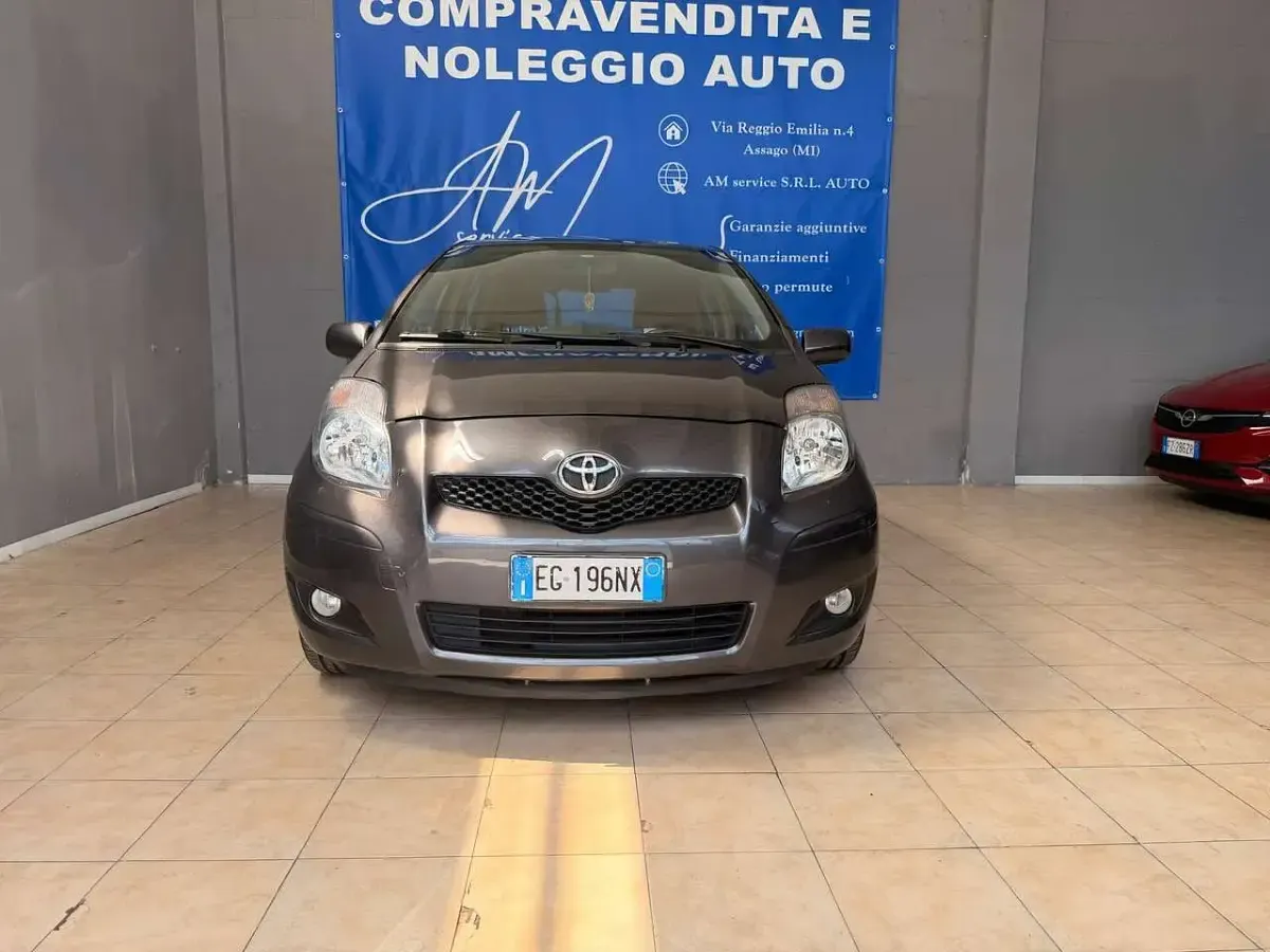 Usata Toyota Yaris Sol 69 CV (50 kW) 2011 Argento Utilitaria