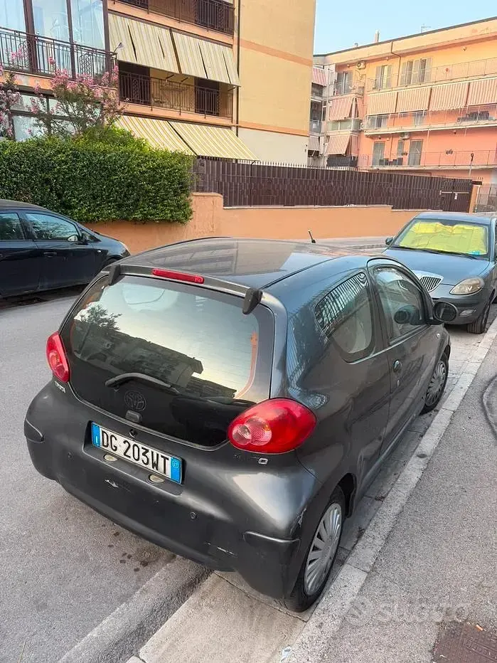 Usata Toyota Aygo 68 CV (50 kW) 2007 Grigio Utilitaria