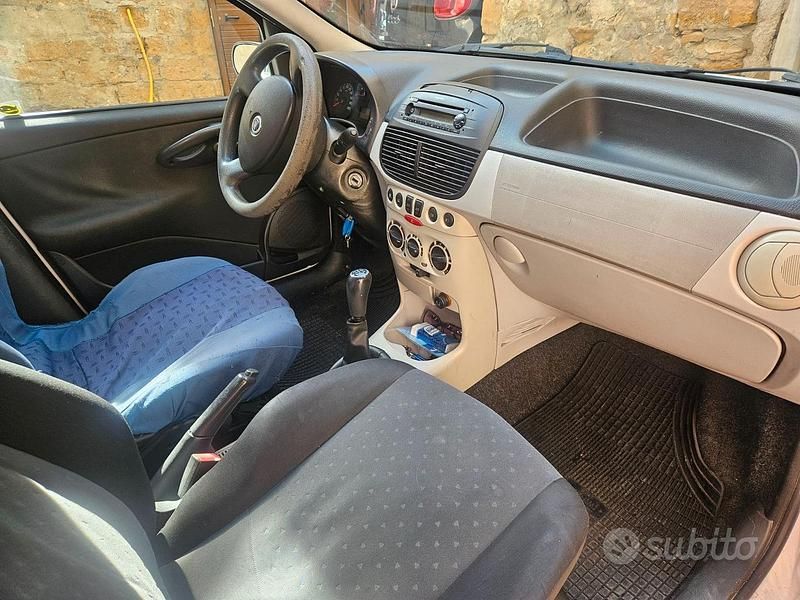 Usata Fiat Punto 80 CV (58 kW) 2006 Bianco Utilitaria