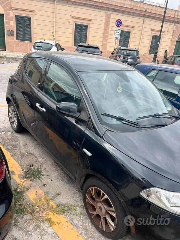 Usata Lancia Ypsilon Silver 95 CV (69 kW) 2016 Nero Utilitaria