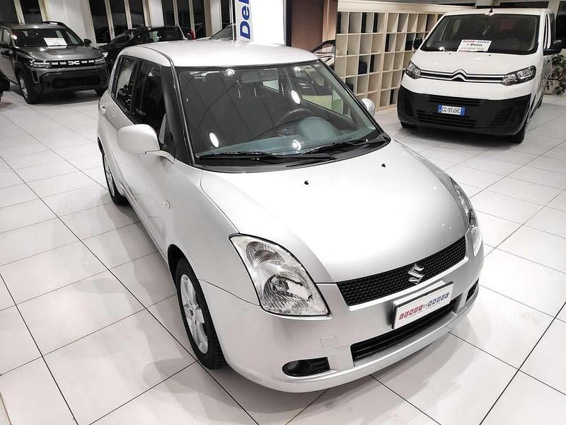 Grigio Usata 2009 Suzuki Swift Tre volumi | 4900 € (Buon prezzo) - Immagine 1/4
