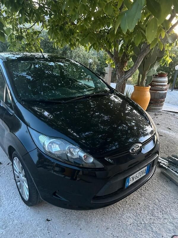 Nero Usata 2012 Ford Fiesta Due volumi | 4000 € (Buon prezzo) - Immagine 1/3