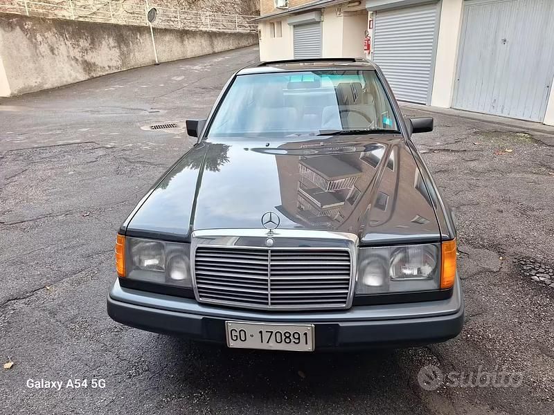 Usata Mercedes E200 122 CV (89 kW) 1987 Grigio Berlina