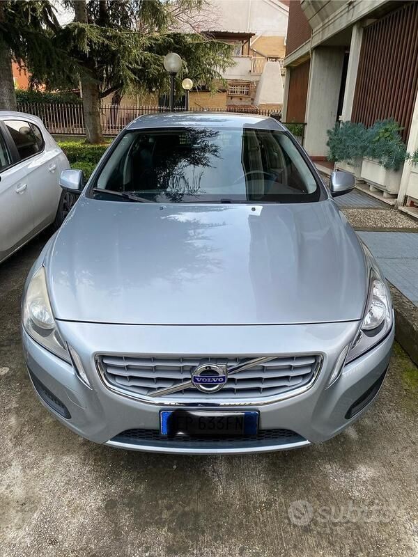 Grigio Usata 2012 Volvo V60 Station wagon | 7600 € (Ottimo prezzo) - Immagine 1/4
