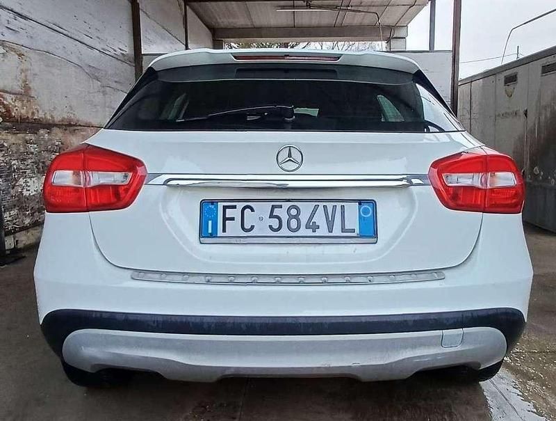 Usata Mercedes GLA180 Business 109 CV (80 kW) 2016 Bianco SUV
