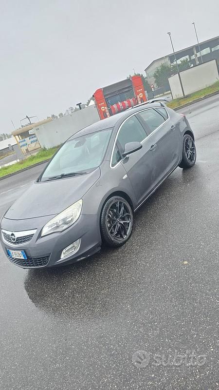 Usata Opel Astra Cosmo 110 CV (80 kW) 2011 Marrone Berlina