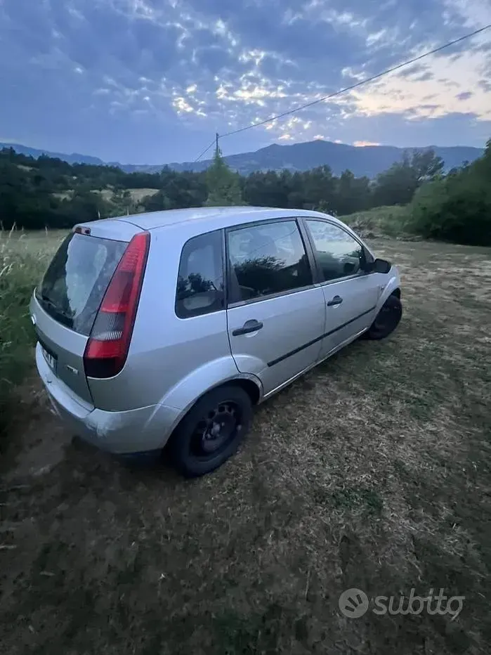 Usata Ford Fiesta 68 CV (50 kW) 2004 Utilitaria