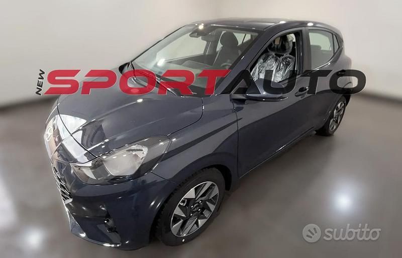 Grigio Nuova 2025 Hyundai i10 Due volumi | 15.190 € - Immagine 1/4