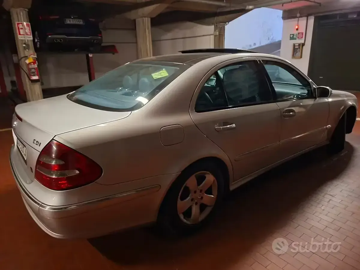 Usata Mercedes E270 177 CV (130 kW) 2002 Grigio Berlina