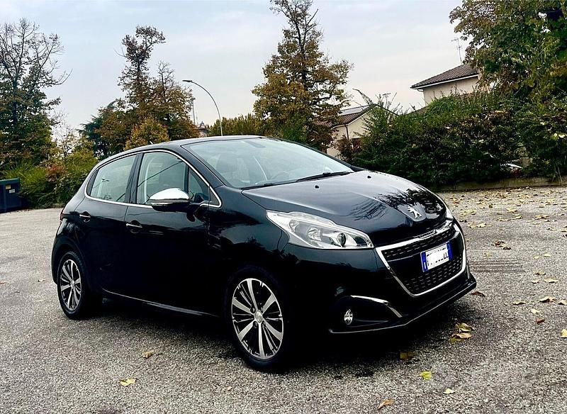 Nero Usata 2016 Peugeot 208 Access Due volumi | 4500 € (Buon prezzo) - Immagine 1/4