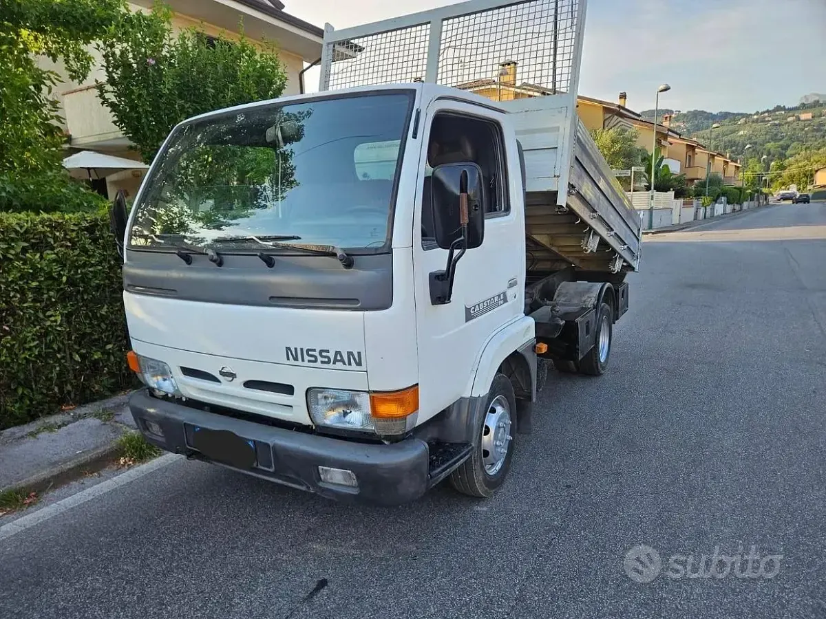Usata Nissan Cabstar 106 CV (77 kW) 2002 Bianco Pick-up