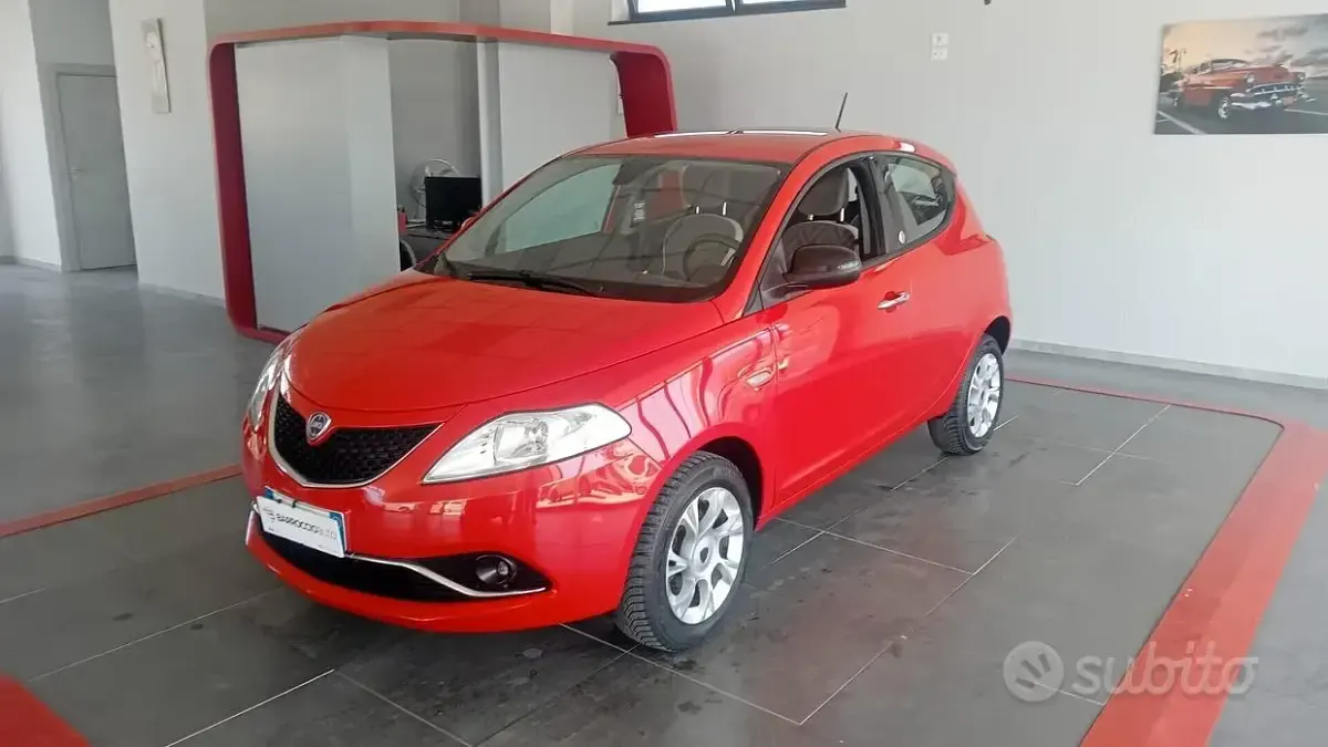 Usata Lancia Ypsilon Silver 80 CV (58 kW) 2016 Rosso Utilitaria