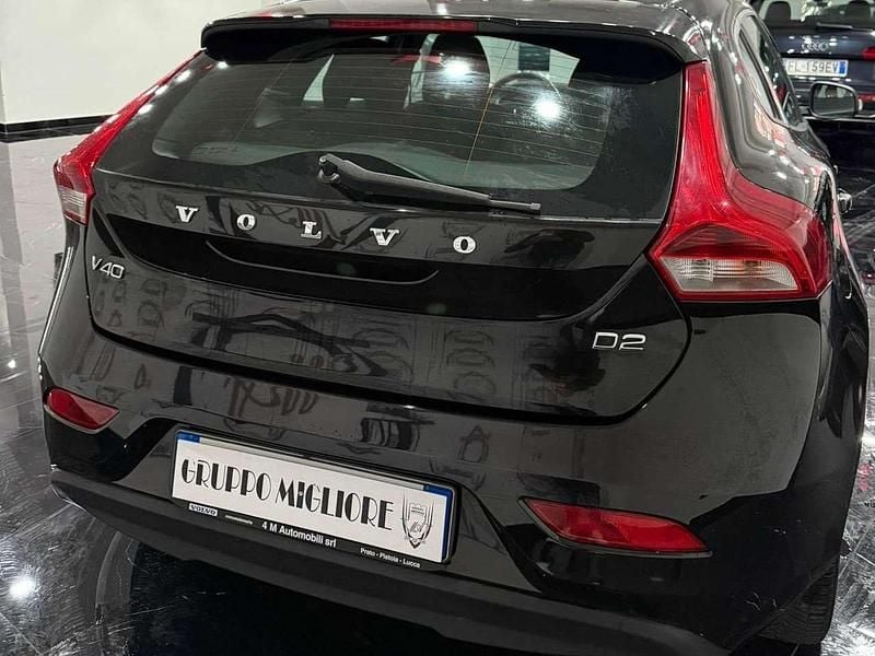 Usata Volvo V40 Momentum 120 CV (88 kW) 2017 Nero Berlina