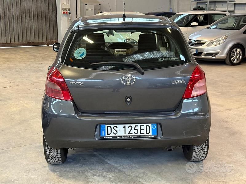 Usata Toyota Yaris Sol 69 CV (50 kW) 2009 Grigio Utilitaria