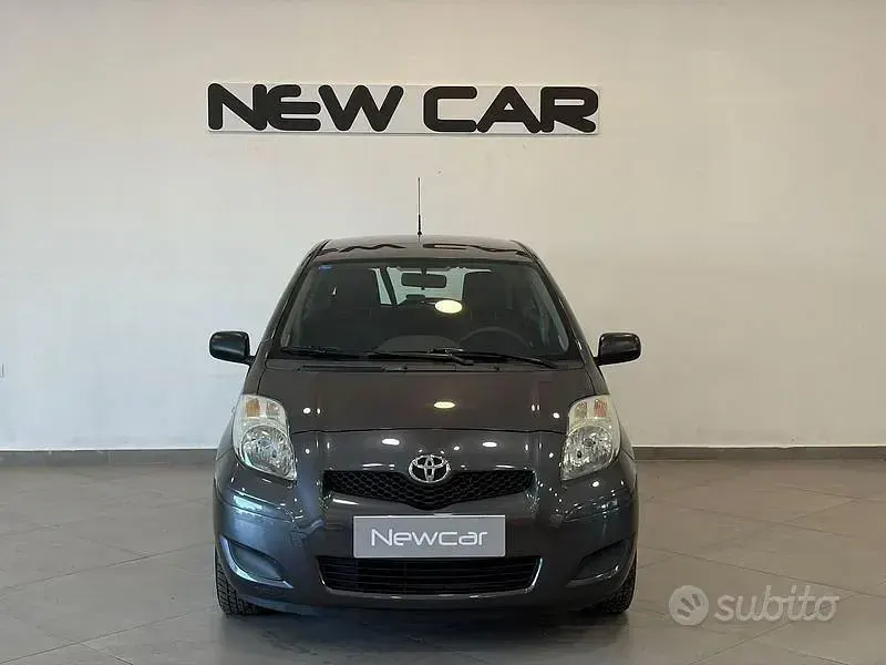 Usata Toyota Yaris 69 CV (50 kW) 2010 Grigio Utilitaria