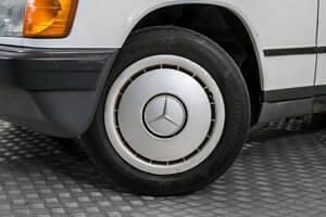 Usata Mercedes 190 73 CV (53 kW) 1985 Bianco Berlina