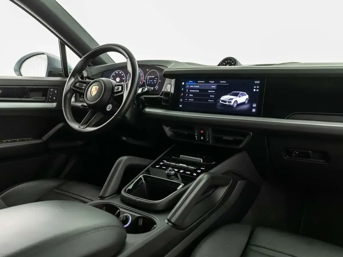 Usata Porsche Cayenne 470 CV (345 kW) 2024 Argento dolomite metallizzato SUV