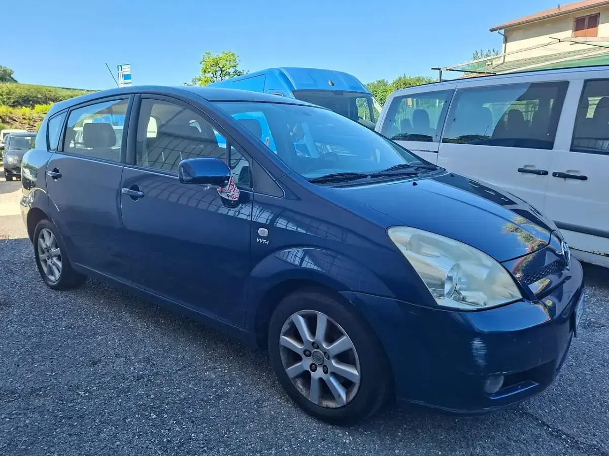 Usata Toyota Corolla Verso 129 CV (94 kW) 2005 Blu/azzurro Monovolume