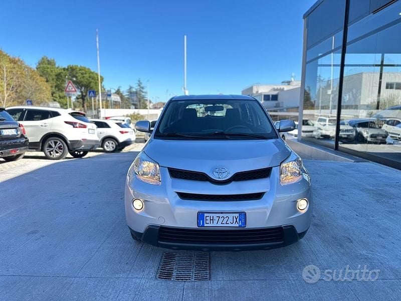 Argento Usata 2011 Toyota Urban Cruiser Luxury Tre volumi | 9500 € (Buon prezzo) - Immagine 1/4