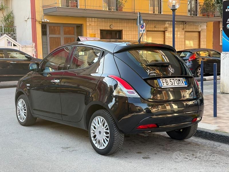 Usata Lancia Ypsilon Silver 69 CV (50 kW) 2016 Nero Utilitaria