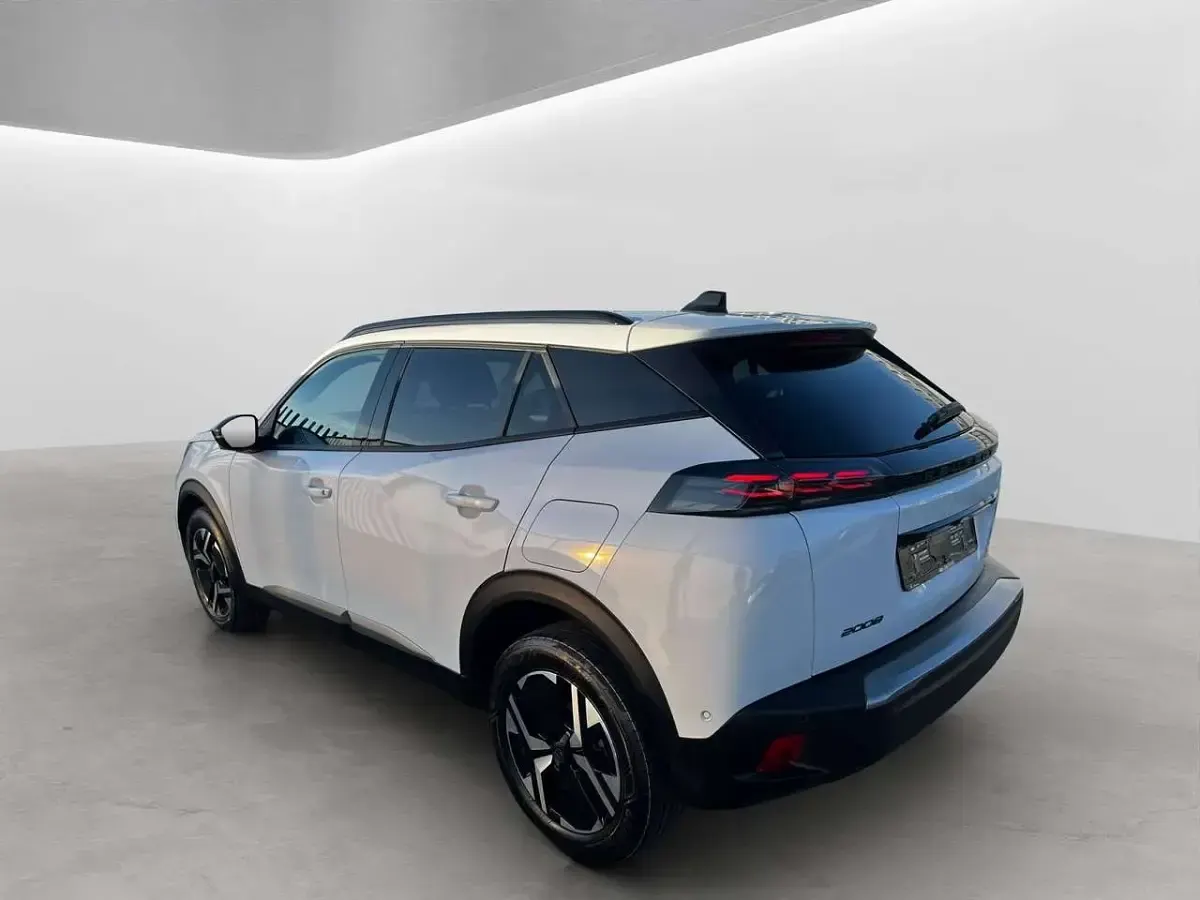 Usata Peugeot 2008 Allure 101 CV (74 kW) 2025 Grigio metallizzato SUV