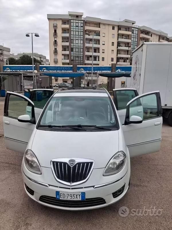 Usata Lancia Musa 90 CV (66 kW) 2010 Bianco Monovolume