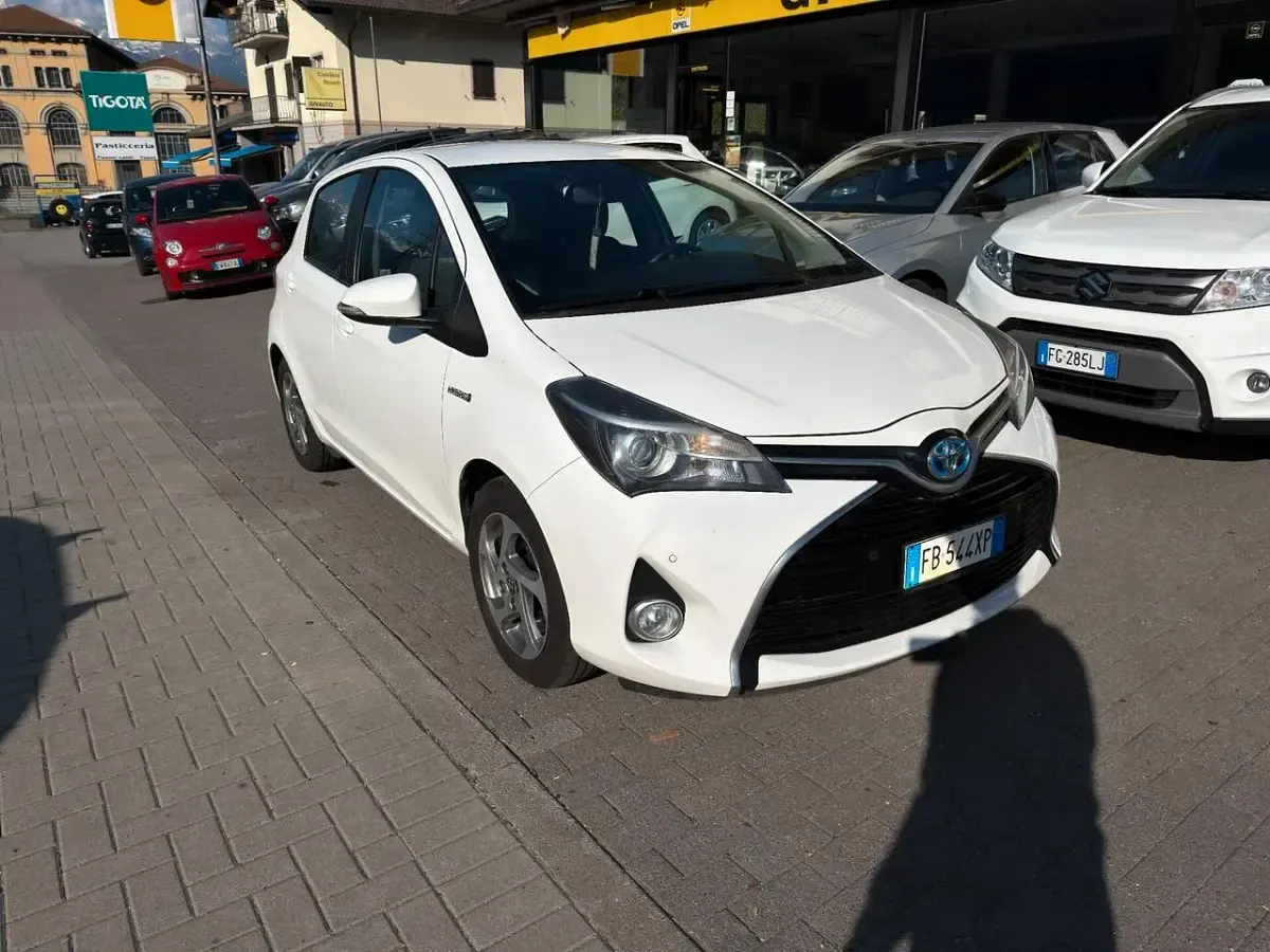 Usata Toyota Yaris Hybrid 75 CV (55 kW) 2016 Bianco Berlina