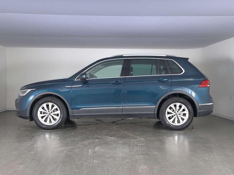 Usata VW Tiguan Life 122 CV (89 kW) 2022 Nightshade blue metallizzato SUV