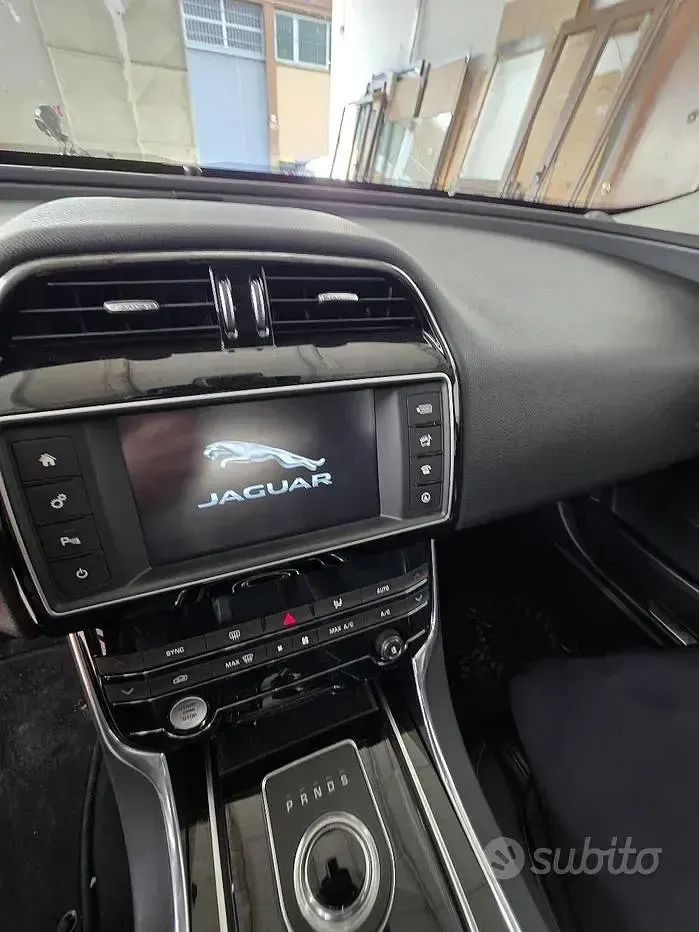 Usata Jaguar XE 179 CV (131 kW) 2017 Nero Berlina
