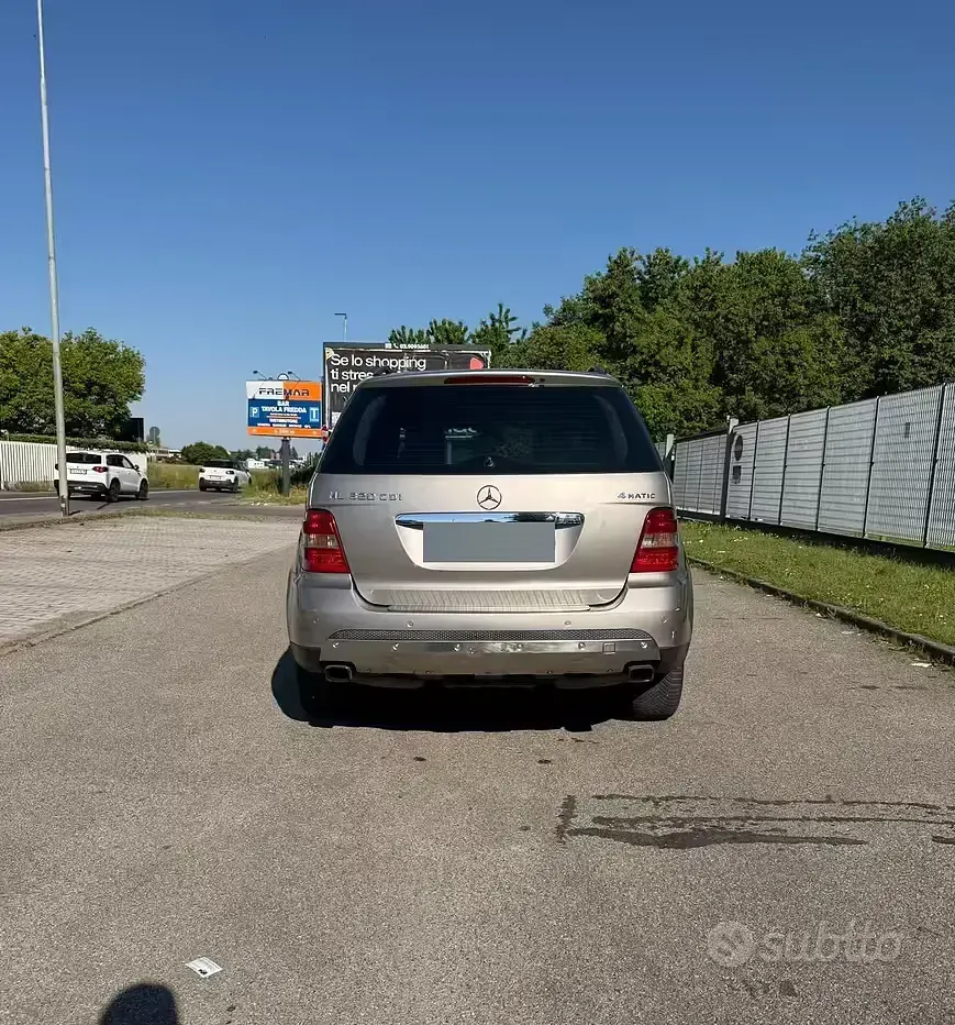 Usata Mercedes ML320 224 CV (164 kW) 2006 Grigio SUV
